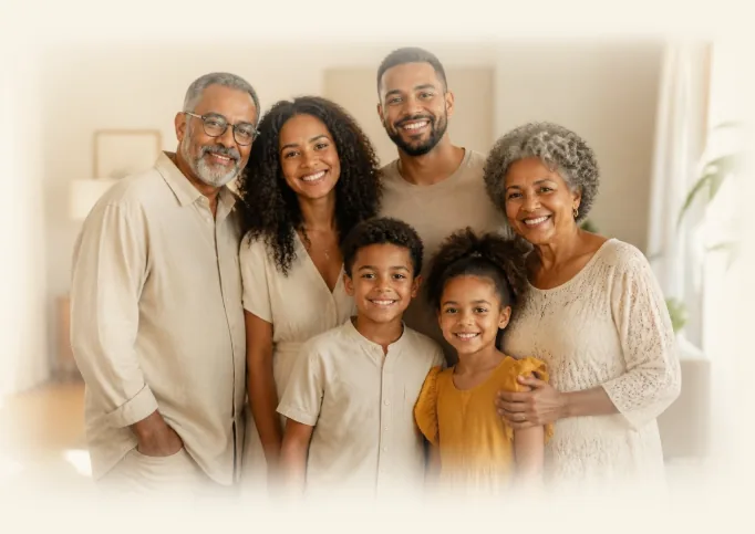 Família brasileira multigeracional em ambiente acolhedor